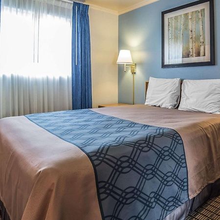 Econo Lodge Inn & Suites Лоуган Екстериор снимка