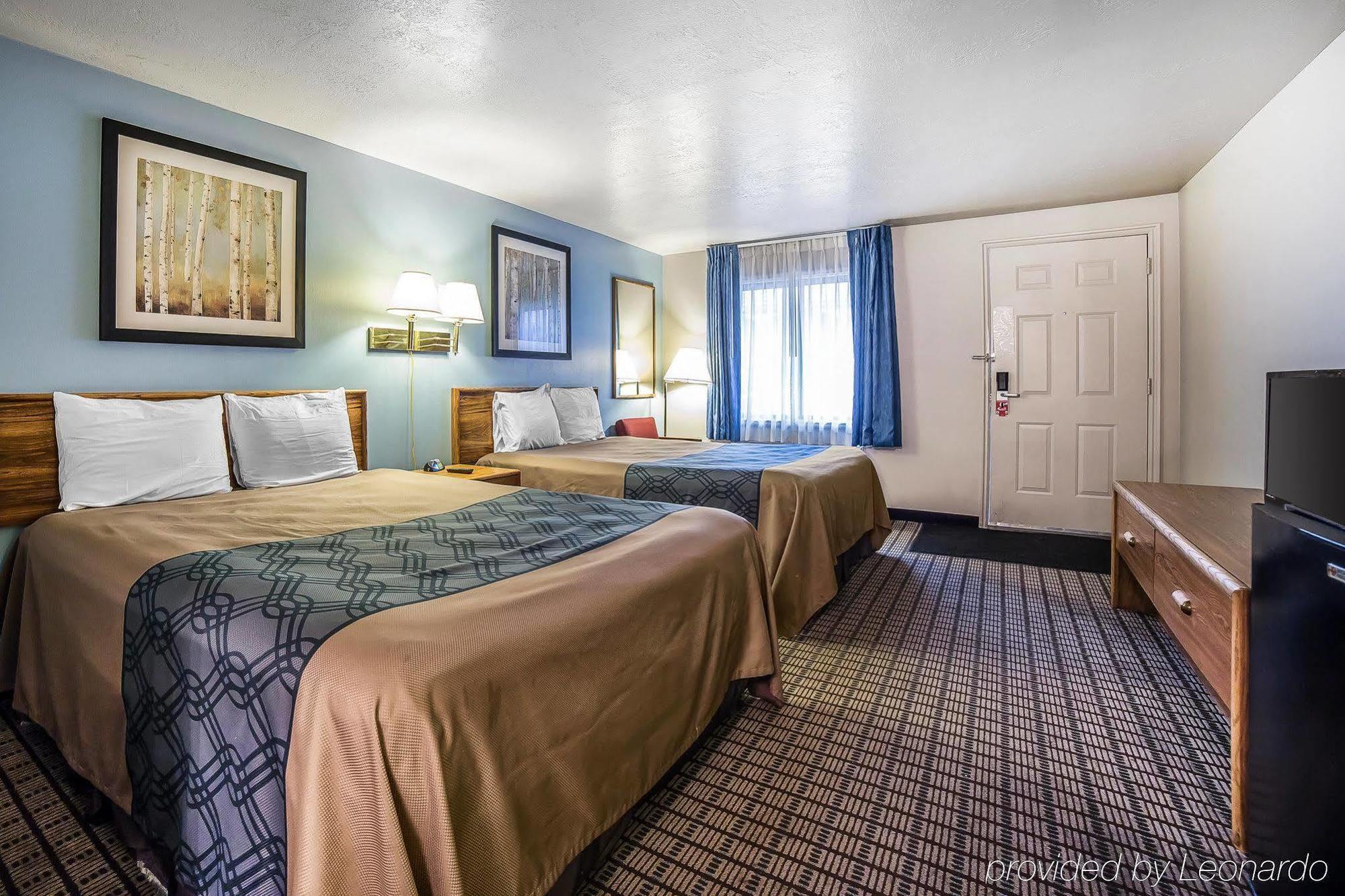 Econo Lodge Inn & Suites Лоуган Екстериор снимка