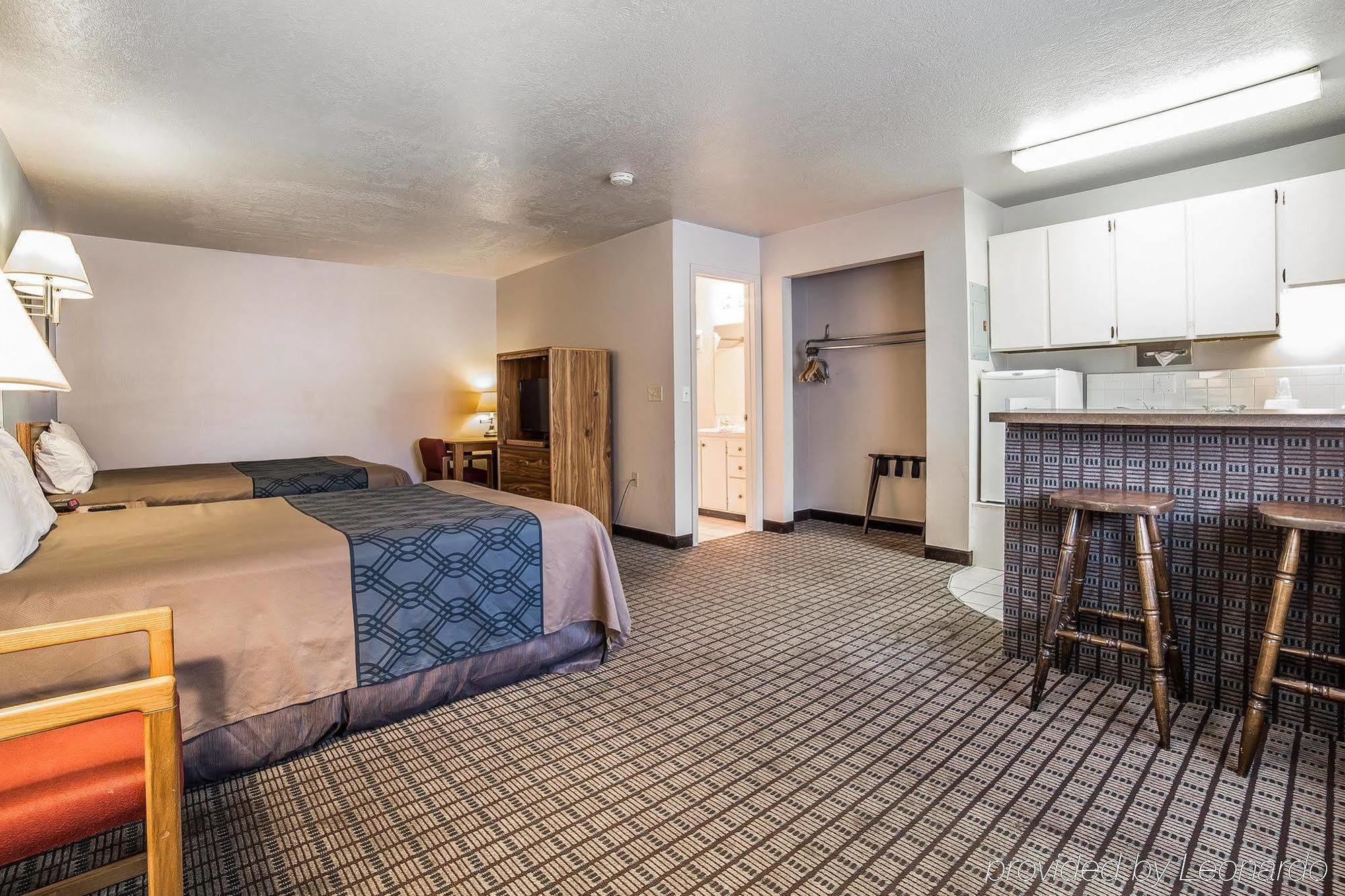 Econo Lodge Inn & Suites Лоуган Екстериор снимка