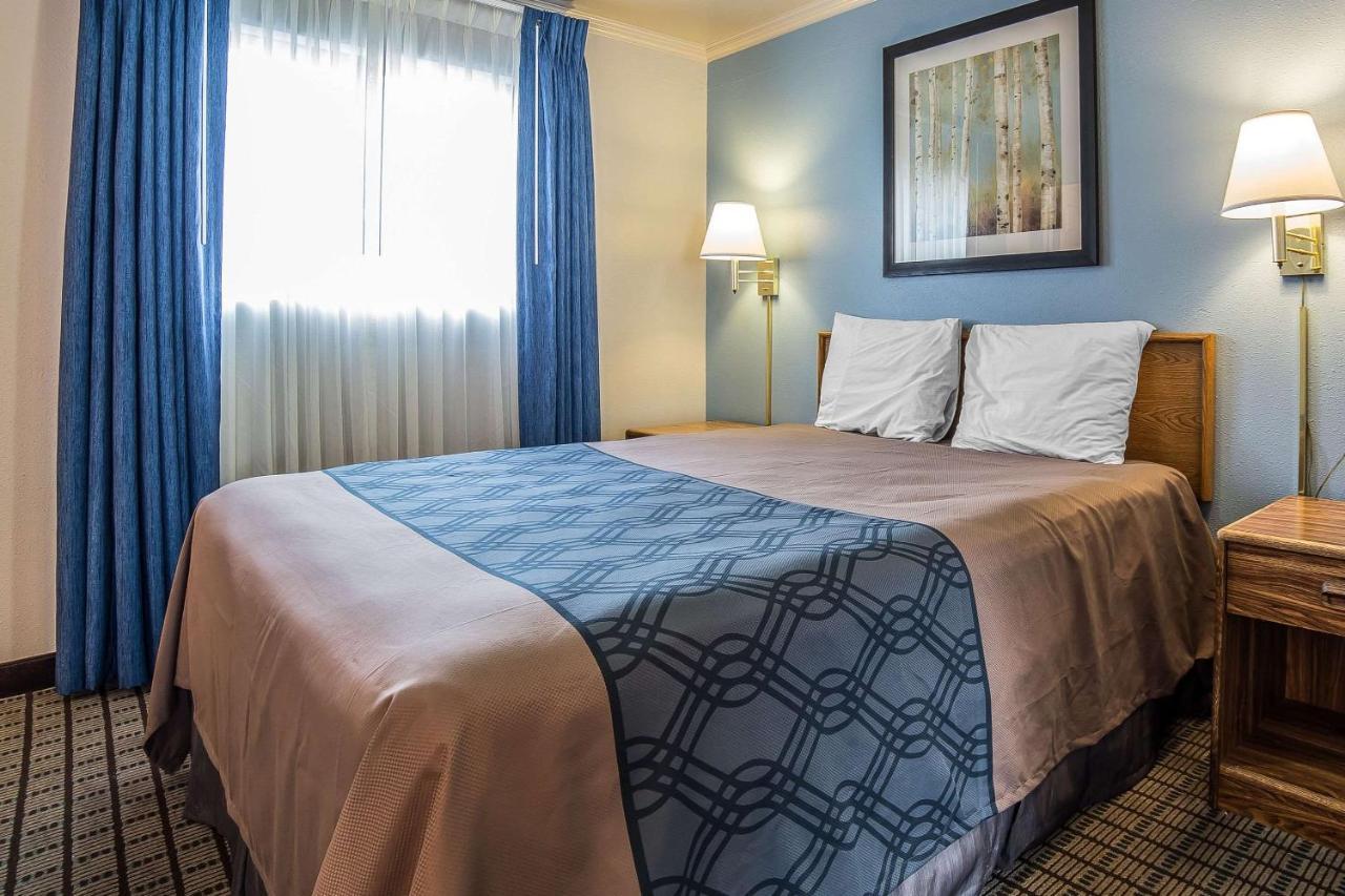 Econo Lodge Inn & Suites Лоуган Екстериор снимка
