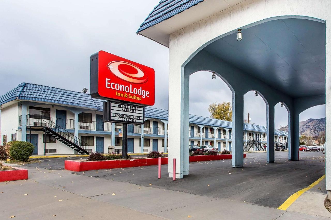 Econo Lodge Inn & Suites Лоуган Екстериор снимка