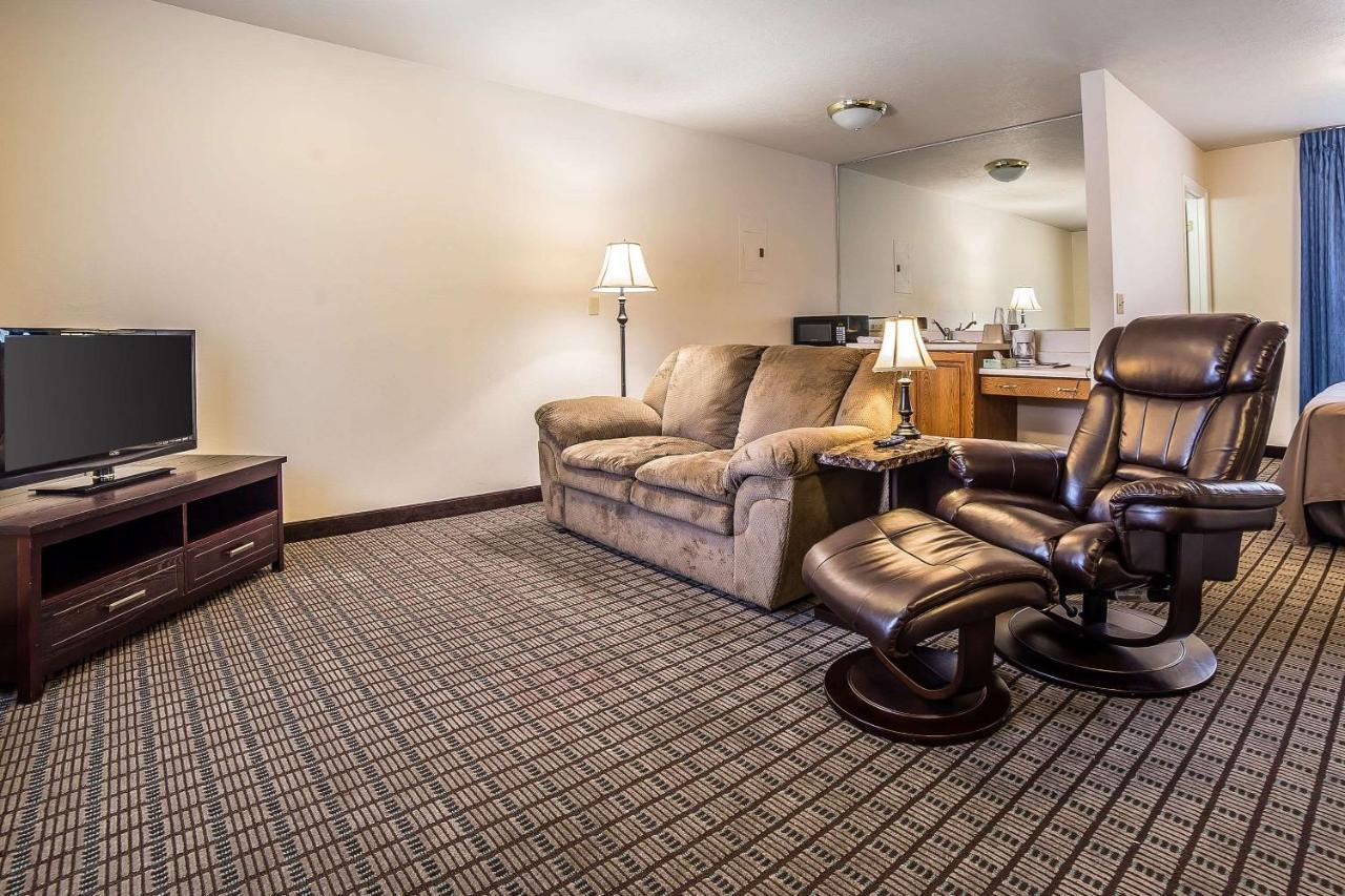 Econo Lodge Inn & Suites Лоуган Екстериор снимка