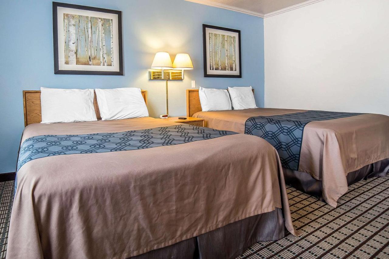 Econo Lodge Inn & Suites Лоуган Екстериор снимка