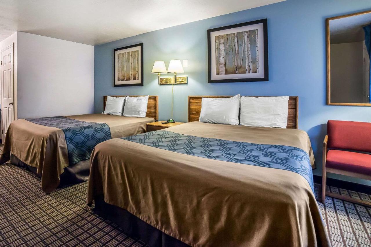 Econo Lodge Inn & Suites Лоуган Екстериор снимка