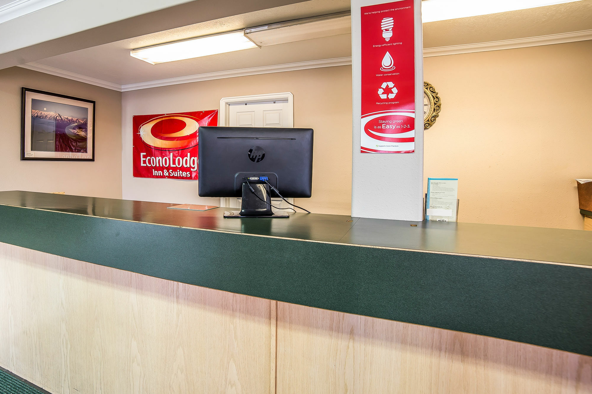 Econo Lodge Inn & Suites Лоуган Екстериор снимка
