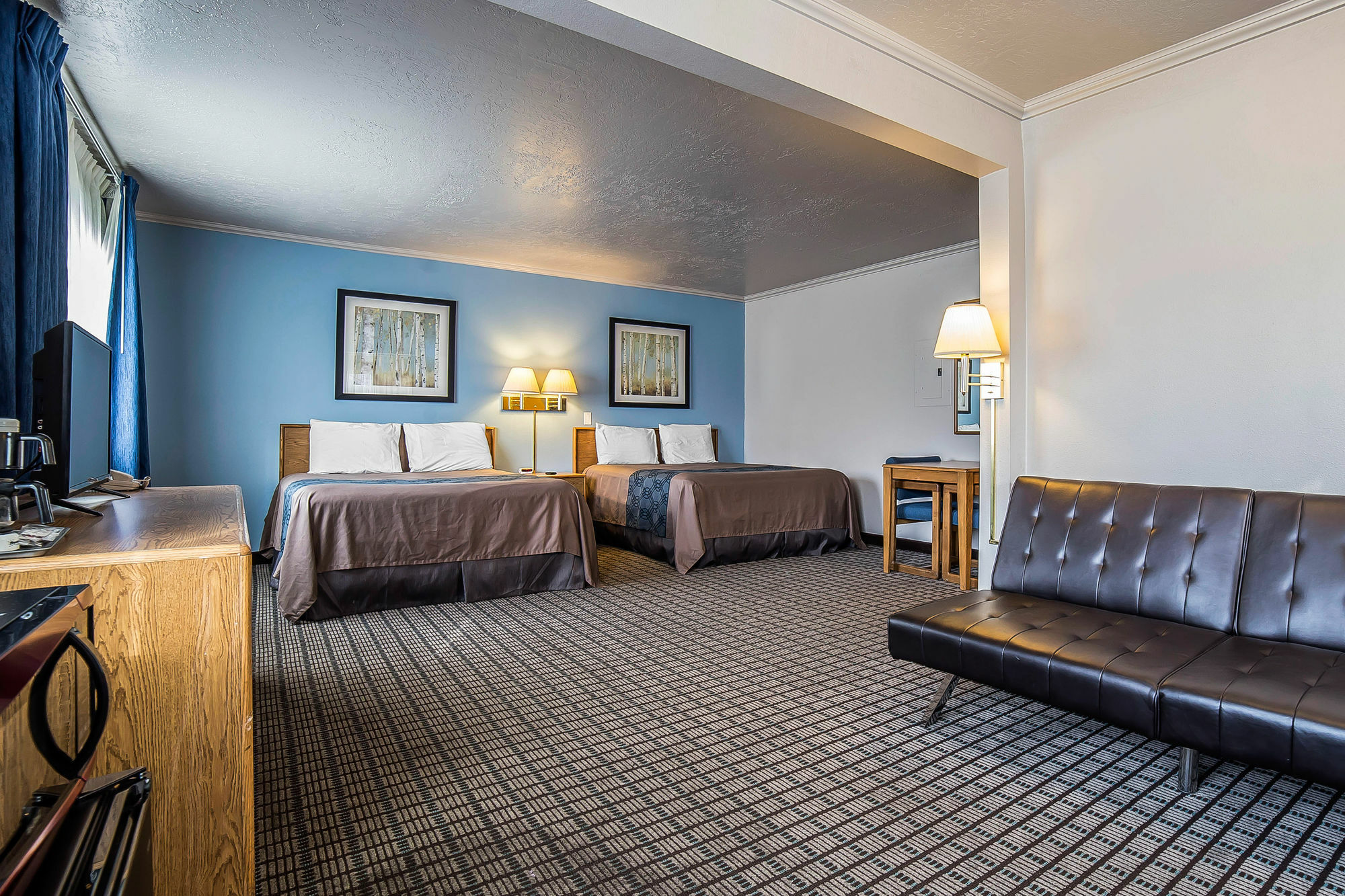 Econo Lodge Inn & Suites Лоуган Екстериор снимка