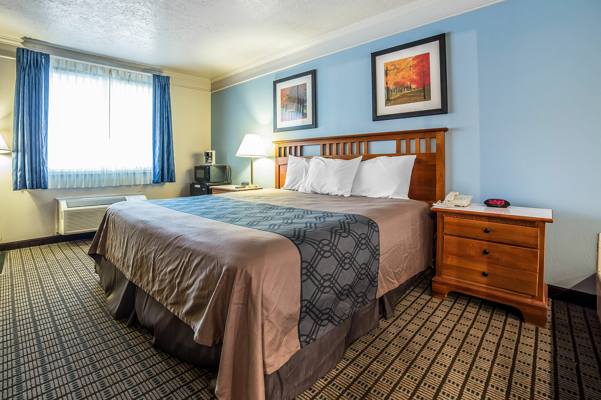 Econo Lodge Inn & Suites Лоуган Екстериор снимка
