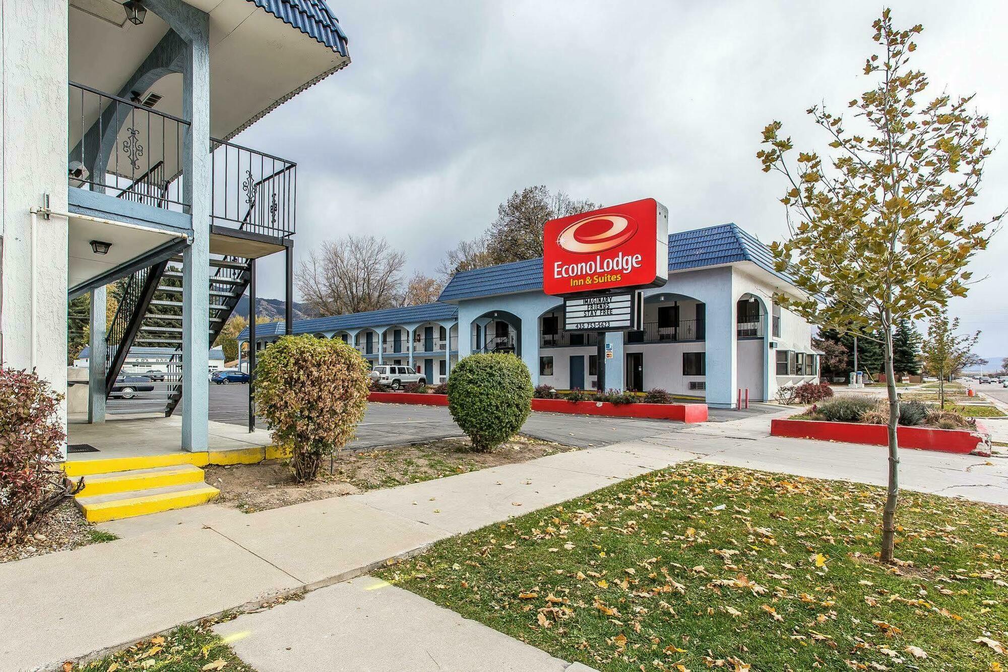 Econo Lodge Inn & Suites Лоуган Екстериор снимка