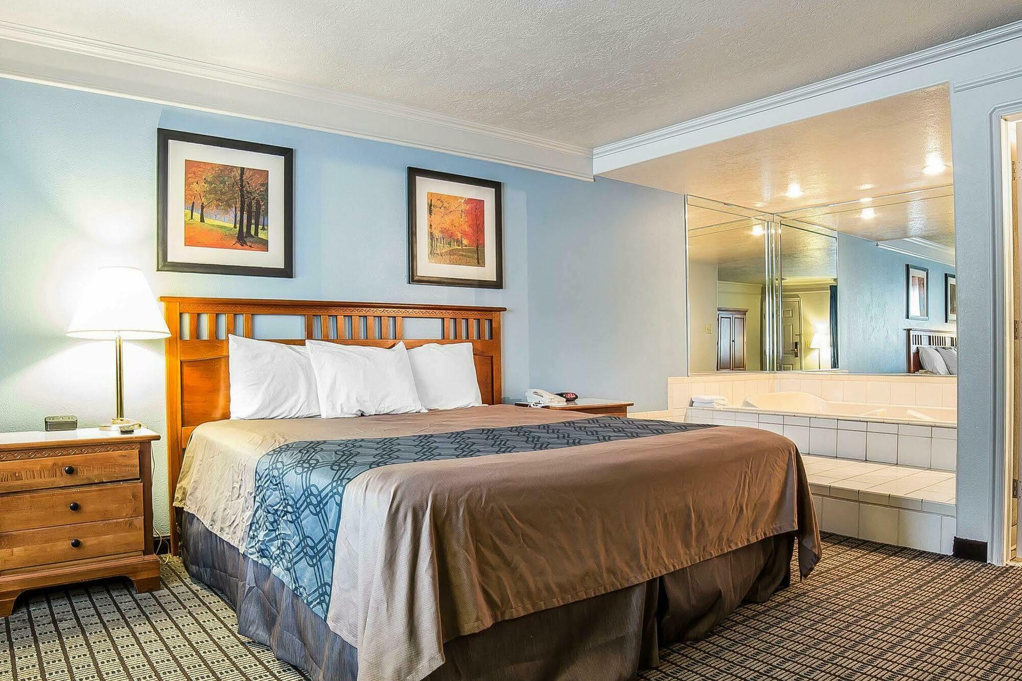 Econo Lodge Inn & Suites Лоуган Екстериор снимка